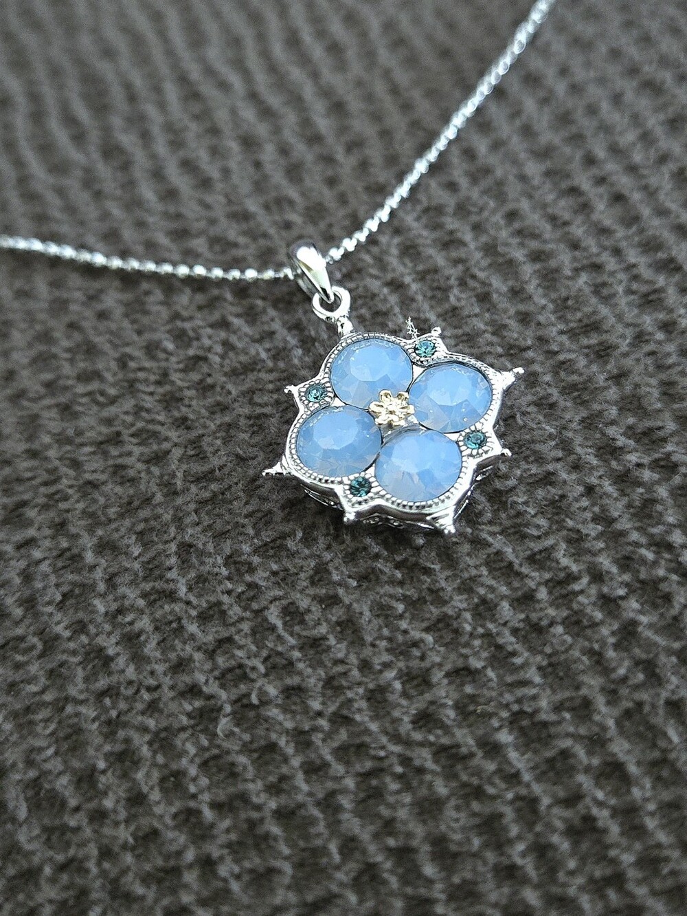 bleu💙 sage Swarovski Flower🏵 Pendant Necklace - NWT - Picture 5 of 16
